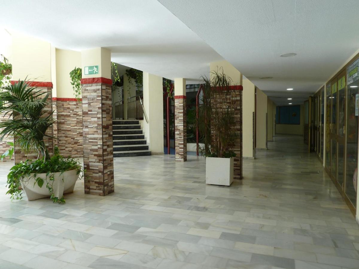 Parking Privado Benalbeach 贝纳尔马德纳 外观 照片